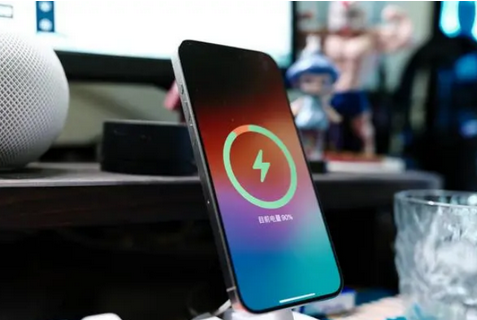 赤壁苹果15换屏服务分享用什么充电器给iPhone15充电更好 